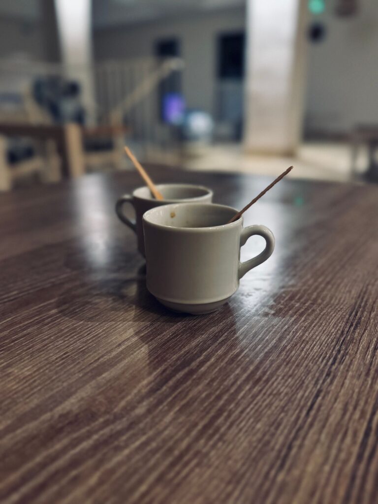 Tazze di caffè sul legno